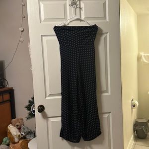 Tied & open back short legged romper! Size sm, navy blue, small details :)